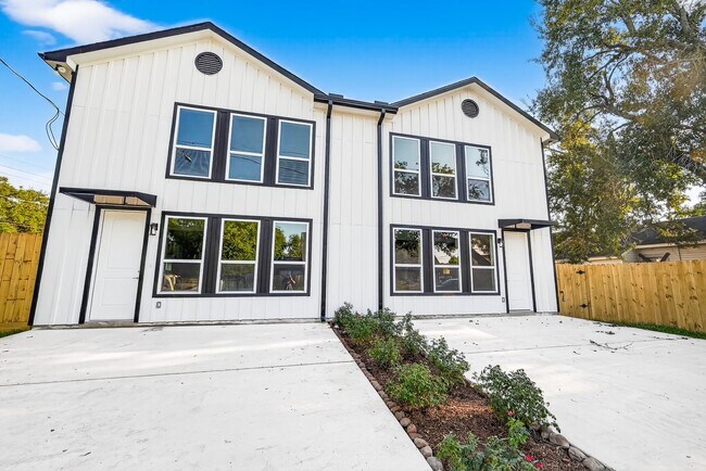 Building Photo - 3826 Rosemont St