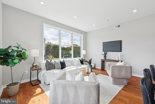 Building Photo - 100 Forrest Ave