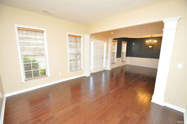 Building Photo - 300 Sutton Glen Dr