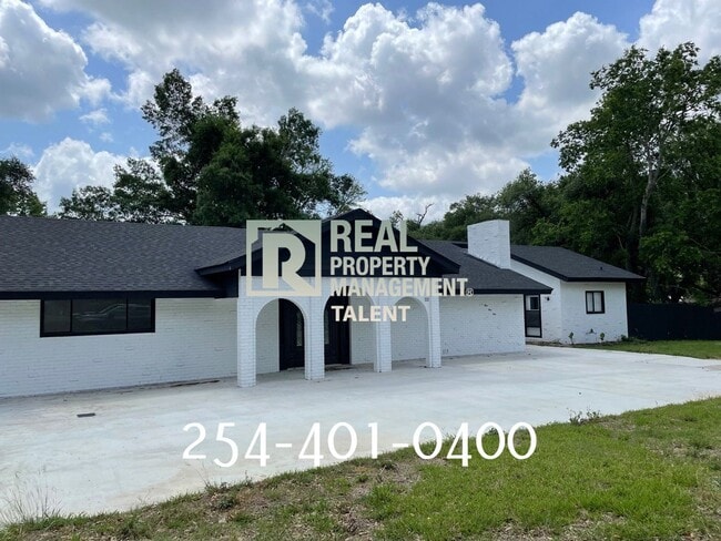 Building Photo - 111 Country Club Dr