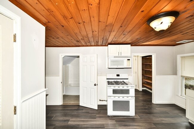 Building Photo - 37 Wilbur St