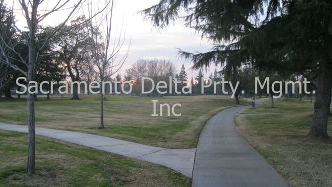 Building Photo - 390 Regatta Ln