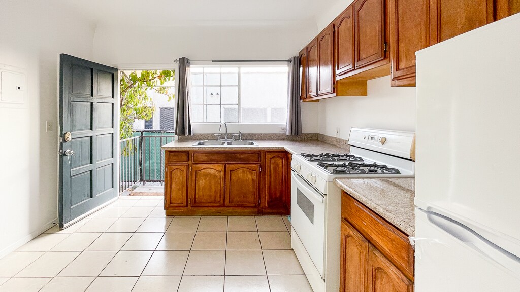 Foto principal - 2246 S Bronson Ave