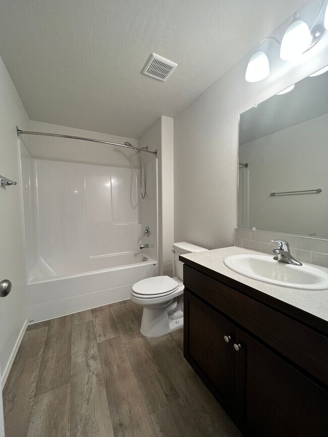 Foto del edificio - Modern 3 Bed 2 Bath!! Covered Patio!!