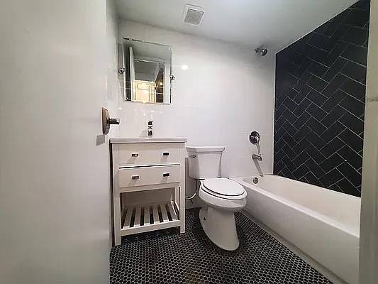 Building Photo - 1114 Halsey St