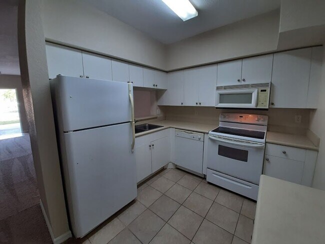 Foto del edificio - Ground floor  with newer carpeting