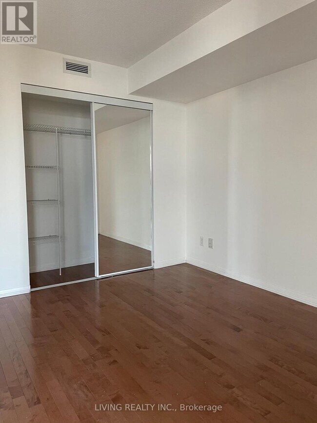 Photo du bâtiment - 18 Yonge St