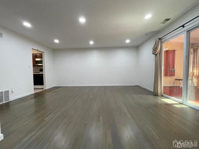 Building Photo - 115 Redbud Rd