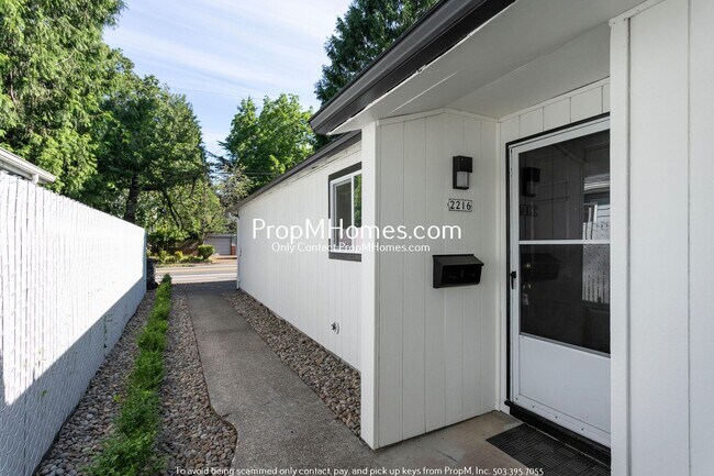 Foto del edificio - Updated Two Bedroom Duplex in Sellwood - Garage Included!