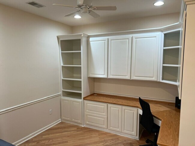 Building Photo - Wonderful, open, 2 bedroom home.