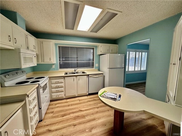 Foto del edificio - 2230 Lake Park Dr