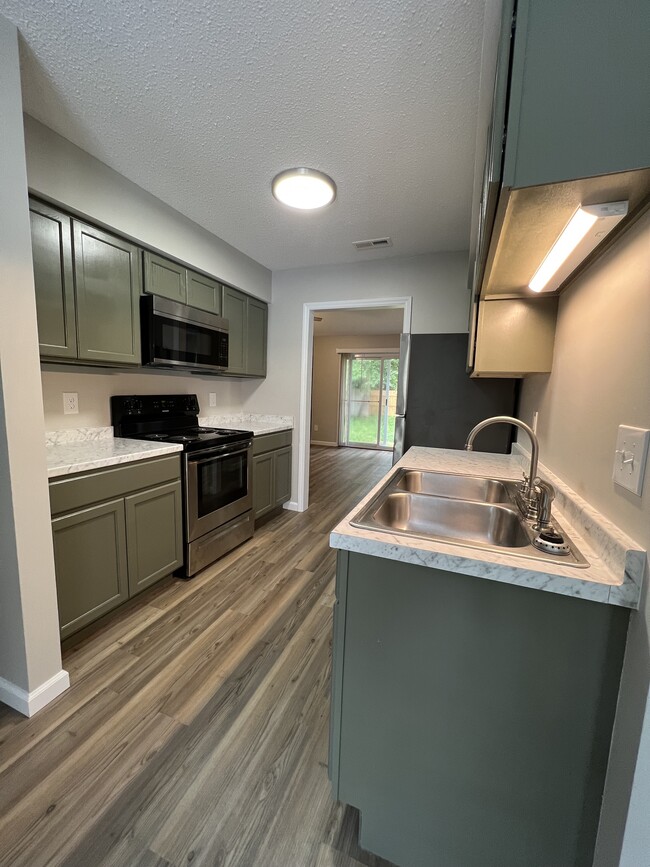 Building Photo - 2104 Rolling Ridge Dr