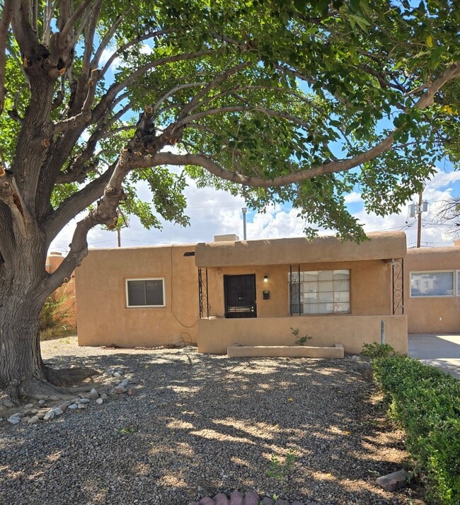 Building Photo - 2713 Hermosa Dr NE