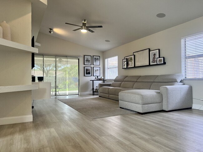 Building Photo - 565 Lakeside Cir