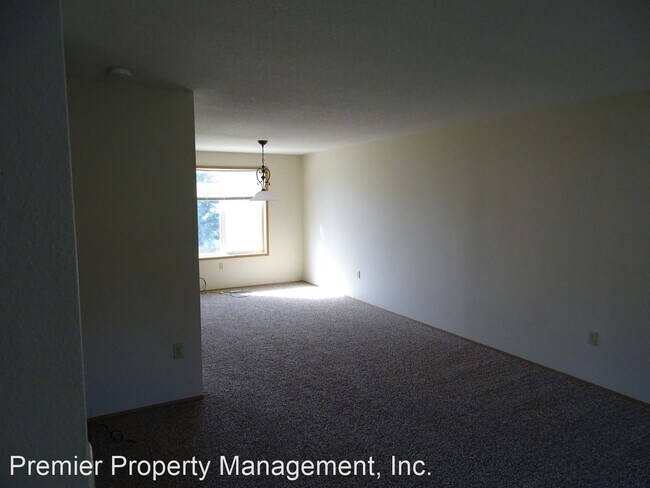 Building Photo - 3 br, 2.5 bath House - 3704 SE Sunrise Drive