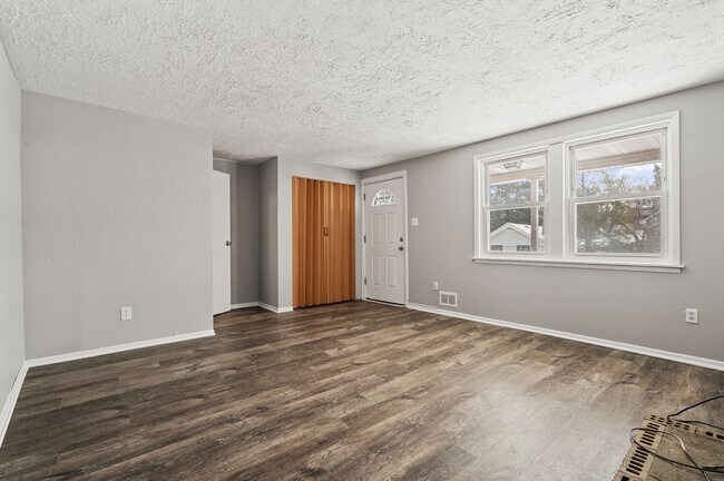 Building Photo - 3 Bed, 1.5 Bath in Overbrook - Large Kitch...