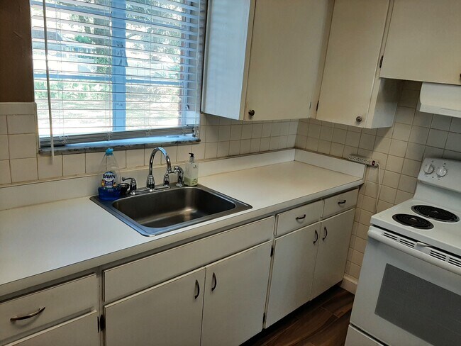Building Photo - 804 N Gomez Ave