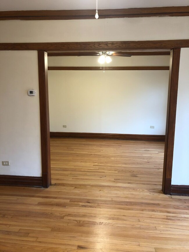 Building Photo - Hermosa Top Floor 1 Bed / 1 Bath Apartment...