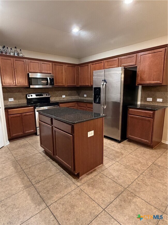 Foto del edificio - 647 Tom Kemp Dr