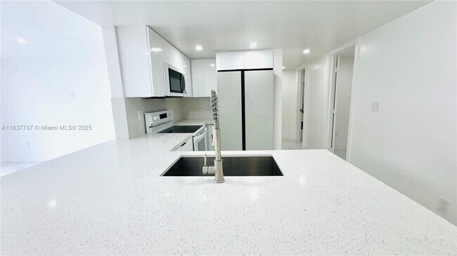 Foto del edificio - 9375 Fontainebleau Blvd
