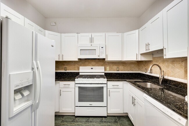 Foto del edificio - Ideally located near the Metro and Tysons ...