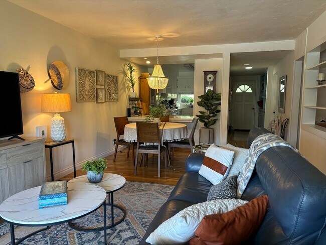 Building Photo - Fully Furnished 2 Bed / 1 Bath Condo Near Downtown La Mesa