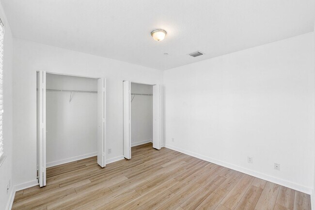 Foto del edificio - LARGE 3-bed, 3-bath townhome with 2-car ga...