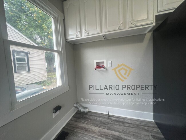 Building Photo - Updated 2 Bedroom/1 Bathroom Charmer in th...