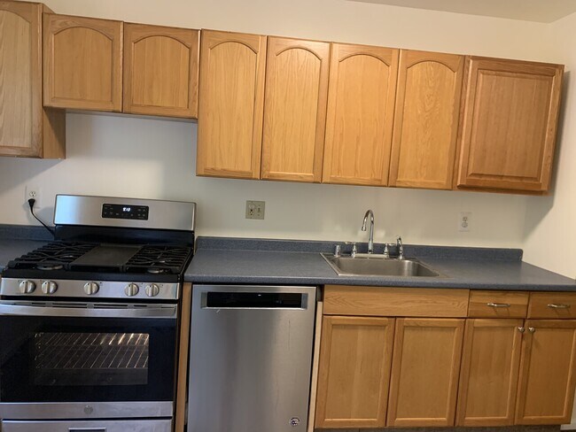 Building Photo - Three Bedroom Townhome in Severn