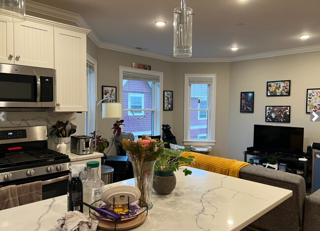 Building Photo - 118 Holland St