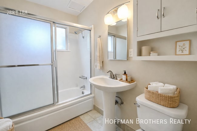 Building Photo - 1220 N Harper Ave