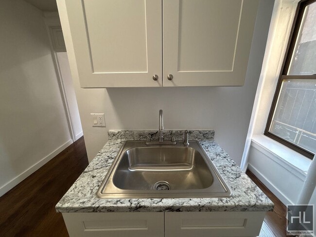 Building Photo - YORK AVENUE