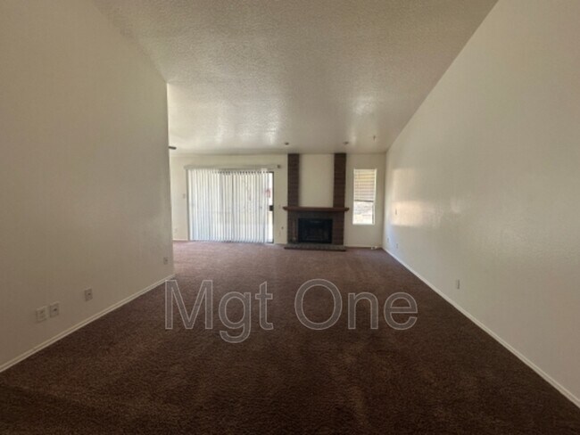 Foto del edificio - 7575 Skyview Rd