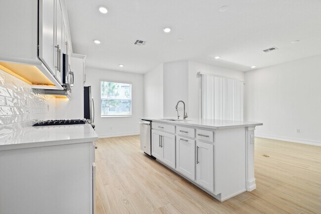 Building Photo - 5151 San Martino Dr