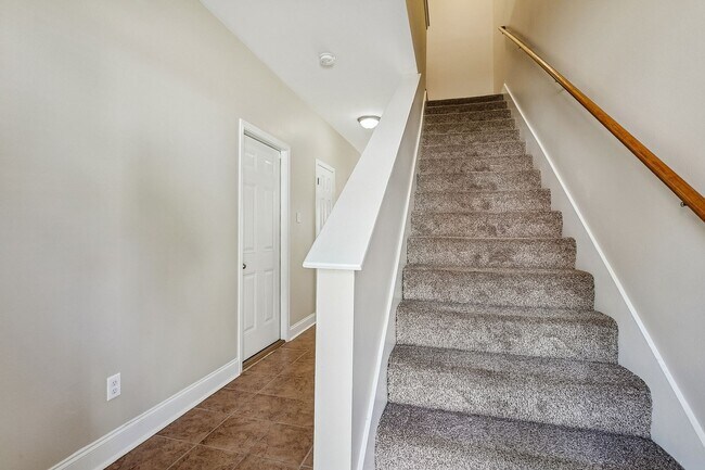 Foto del edificio - 3BR/2.5BA Townhome — Garage + Backyard — Great Schools