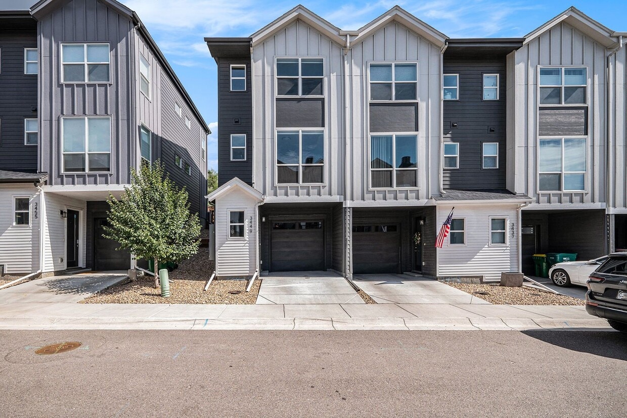 Modern Townhome with Private Patio - Modern Townhome with Private Patio
