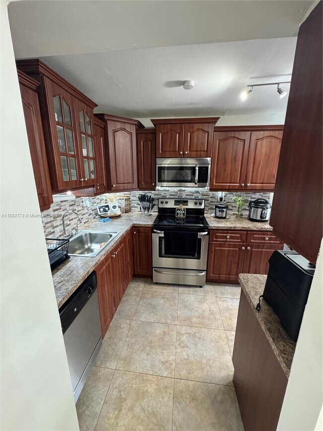 Building Photo - 1570 W 46th St