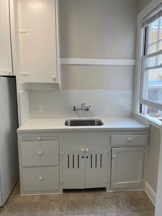 Foto del edificio - North side, quiet and spacious one bedroom is walking distance to the north side of the UC Berkel...