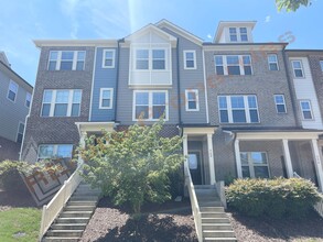 Building Photo - 562 Village Loop Dr