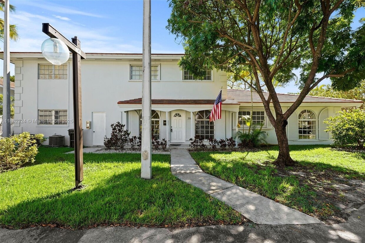 Foto principal - 7911 Camino Cir