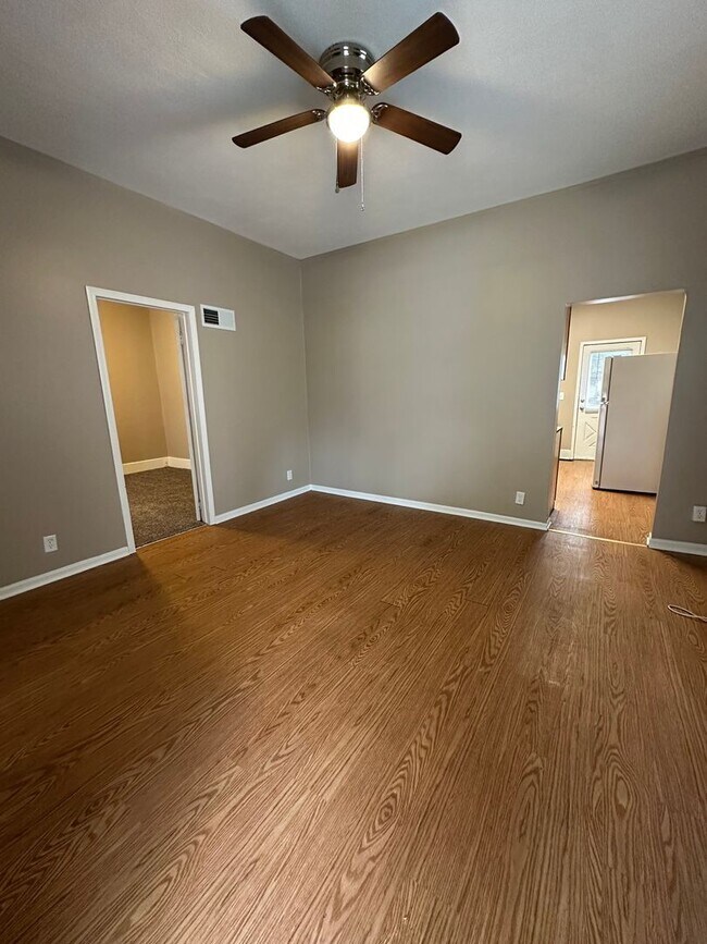 Building Photo - 2 Bedroom Single Family Home!