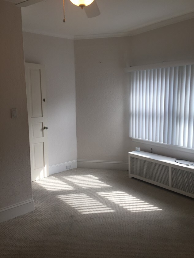 Living room - 218 10th Ave
