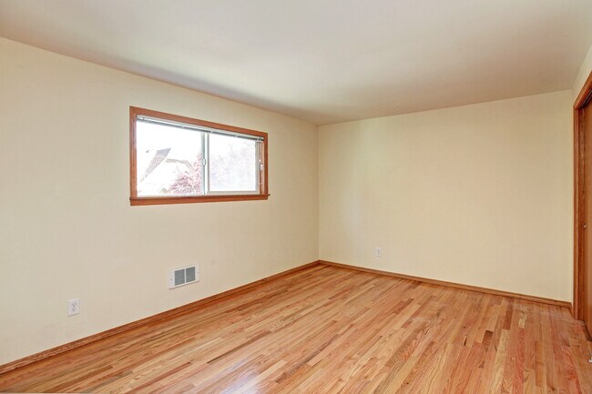 Building Photo - 1020 5th Ave N