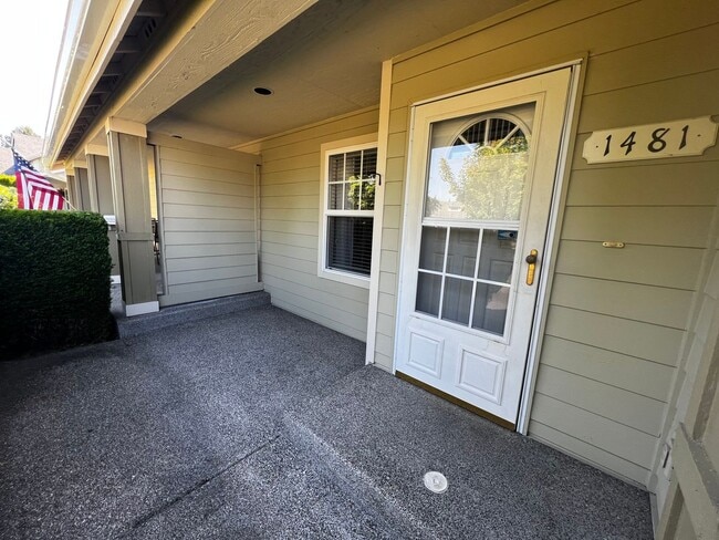 Building Photo - DuPont, 2 bedroom, 2 bath condo with A/C