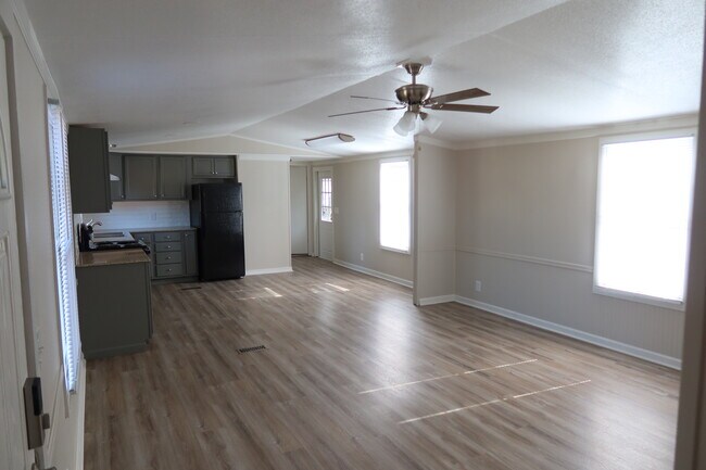 sala de estar y comedor combinados - 124 N Violet St