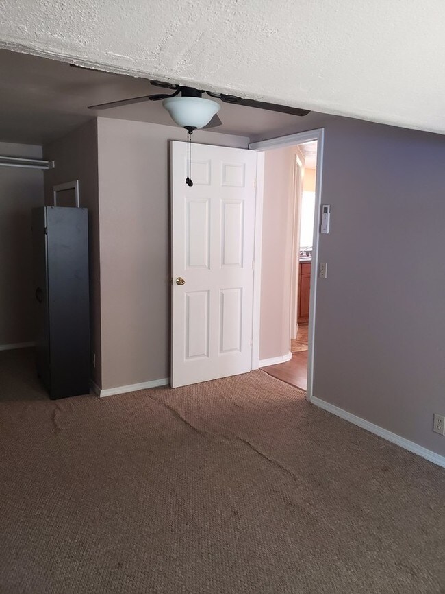 Building Photo - Campus Corner 1 bedroom!