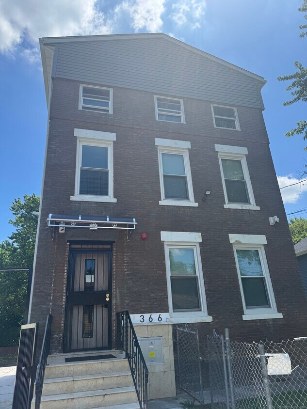 Foto principal - 366 Bellevue St