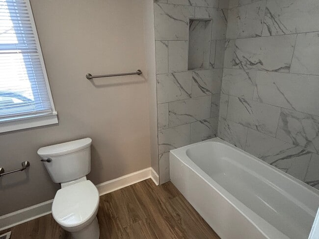 Building Photo - 402 E Elm St