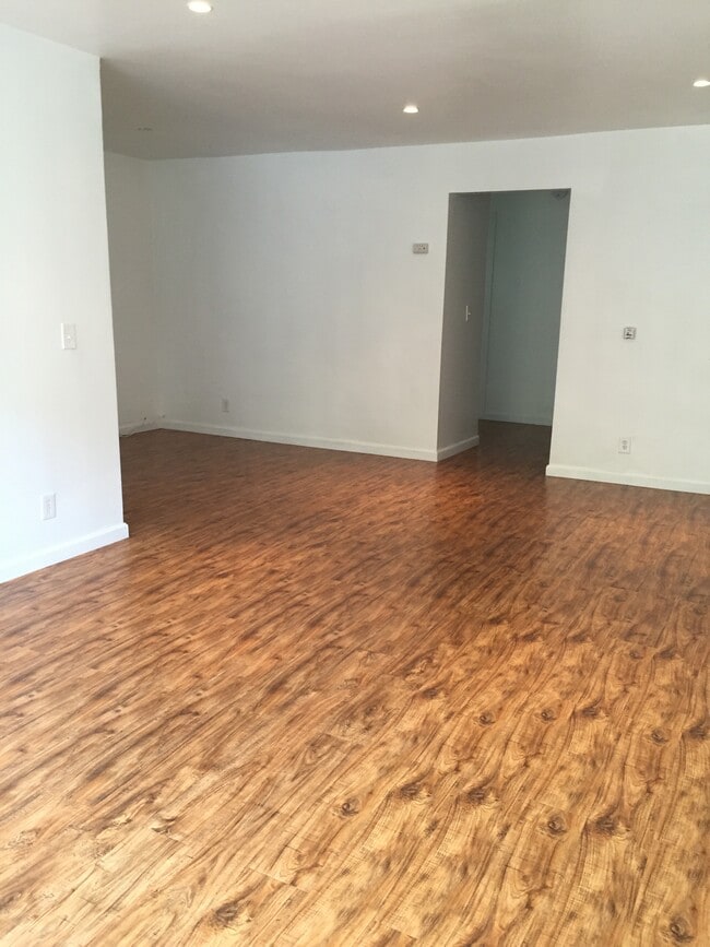 Building Photo - 1010 N Crescent Heights Blvd