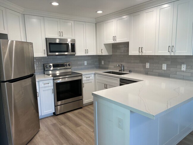 Building Photo - Great Oceanside 2 Bedroom, 2 Bath Condominium